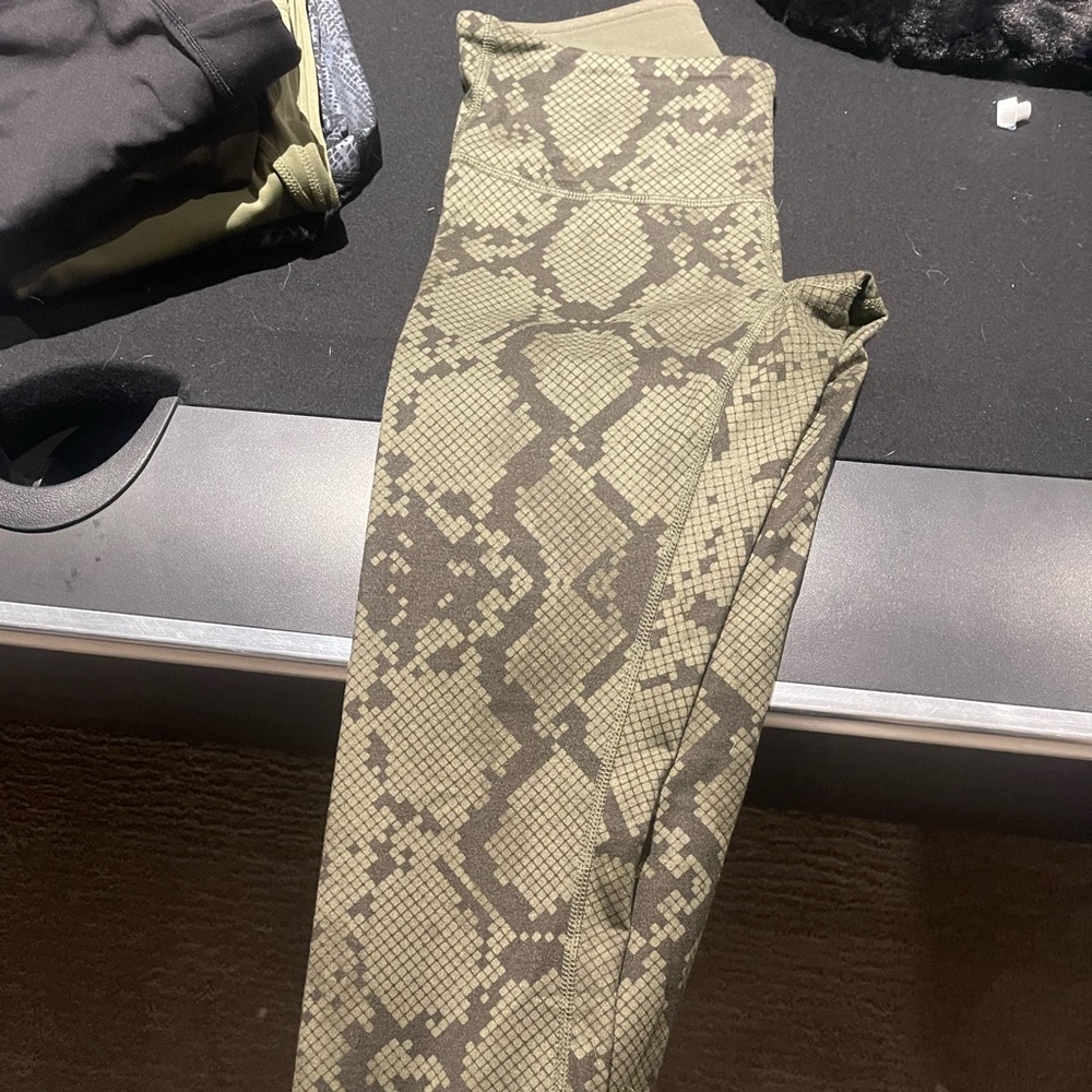 LULULEMON REVERSIBLE ARMY GREEN / SAGE snakeskin crop leggings